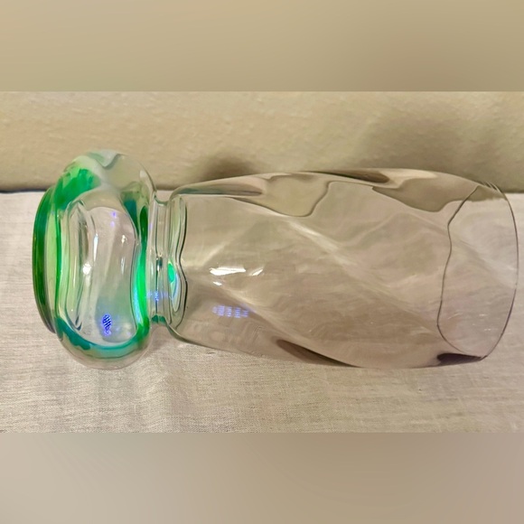 💚GLOWS💚Lavender Uranium Glass Vase - Picture 7 of 8